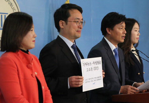 더불어민주당 조용익 가짜뉴스 대책단장이 12일 국회 정론관에서 가짜뉴스와 악성댓글 고소 기자회견을 하고 있다./연합뉴스